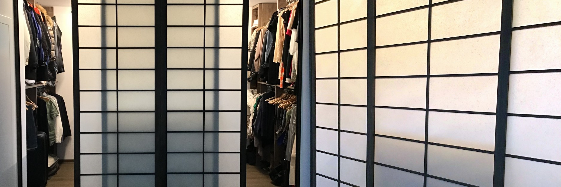 Shoji Schiebetür als Kleiderschrankfront in Buche dunkel — Maßanfertigung Österreich